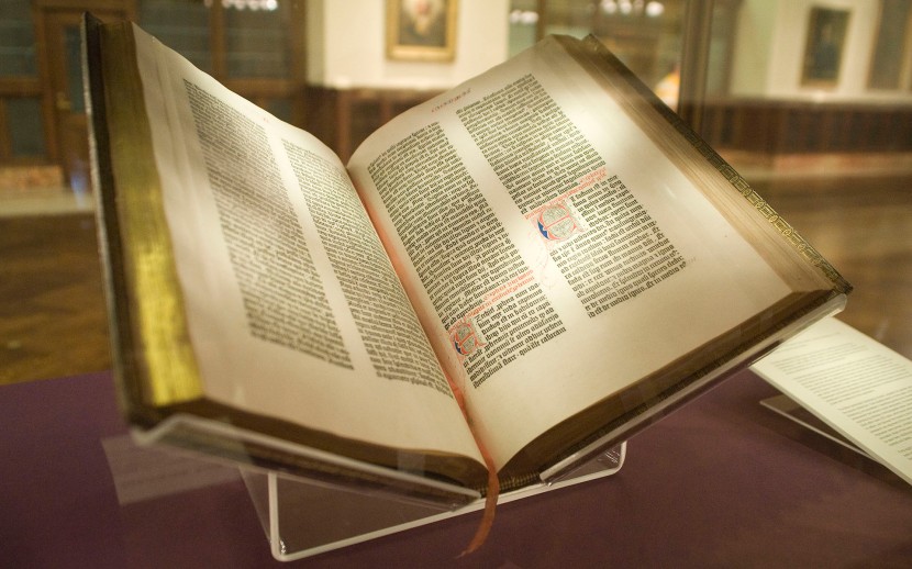 Gutenberg_Bible,_Lenox_Copy,_New_York_Public_Library,_2009._Pic_01.jpg